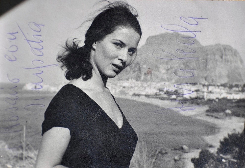 Delia Scala, sullo sfondo il panorama di Cefalù