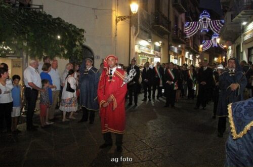 Il mazziere durante la processione - Foto di Armando Geraci