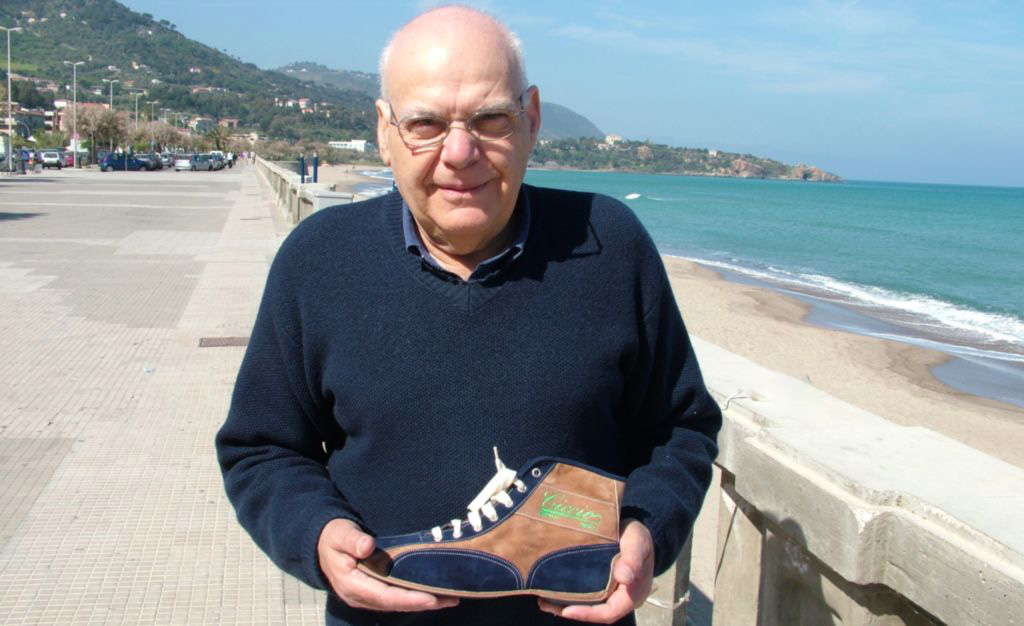 Nel 2005, dopo circa quarant'anni torno a Cefalù, una grande emozione... Non potevo non incontrare Mastro Ciccio, quando ho visto il negozio sul lungomare, sono subito entrato, era li, certamente un po' cambiato ma non molto, ancora giovanile e grintoso.